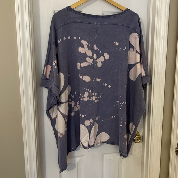 Oli & Hali asymmetrical top with floral design. - Picture 2 of 5
